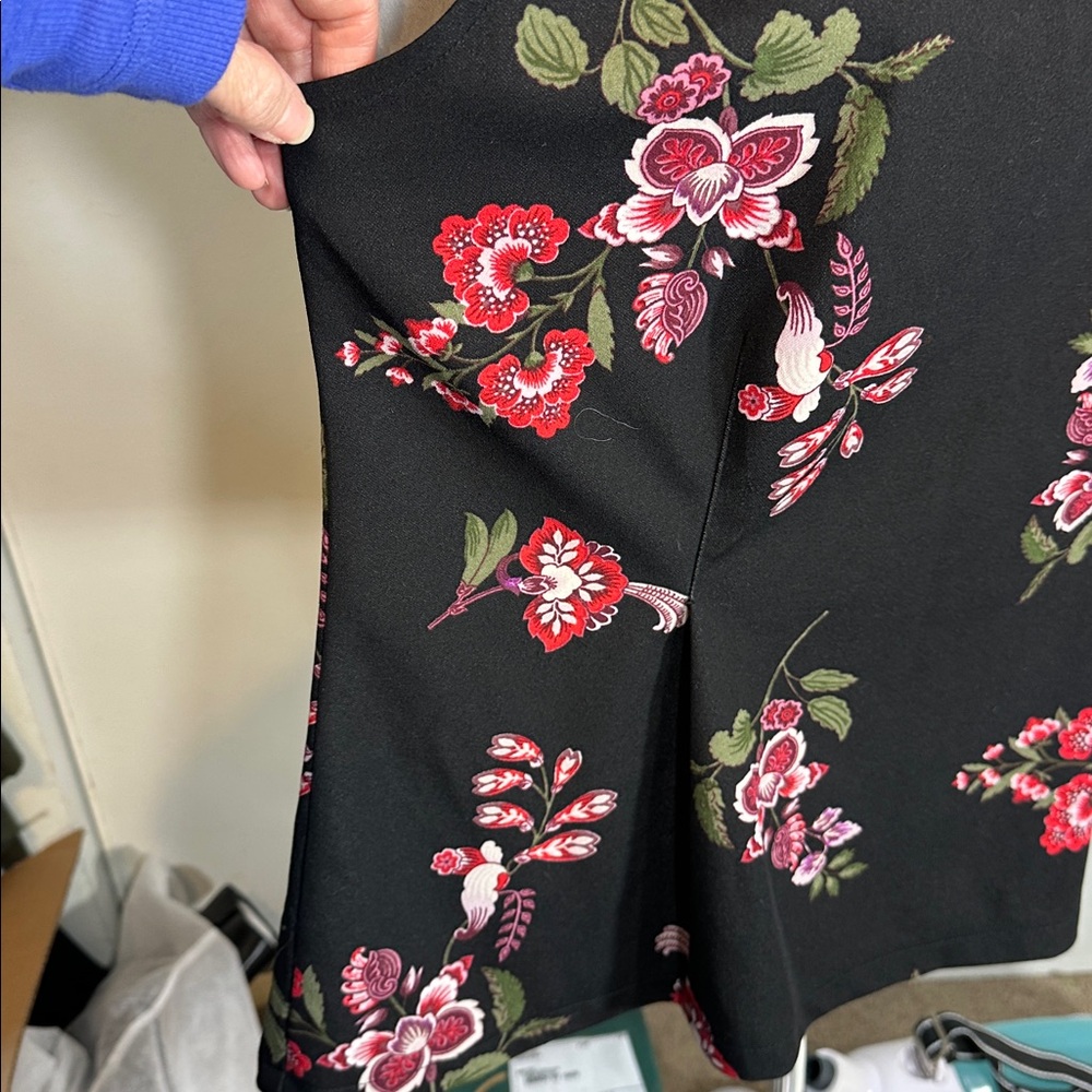 Large Ann Taylor Factory Black and Red Floral Blouse fitted waist pearl accents - Picture 4 of 8